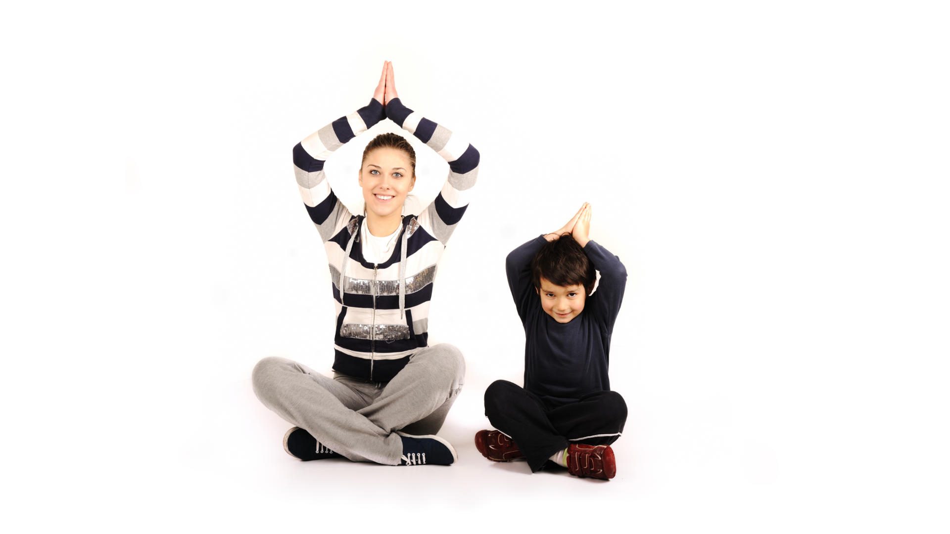Adulte pratiquant le yoga avec un enfant